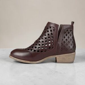 Journee Collection Women's Kat Cut Out Design Ankle Boots 9